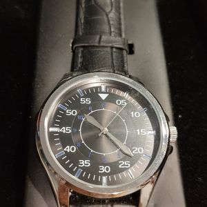 This Avon Signature wristwatch is a stylish addition to any collection.  Quartz